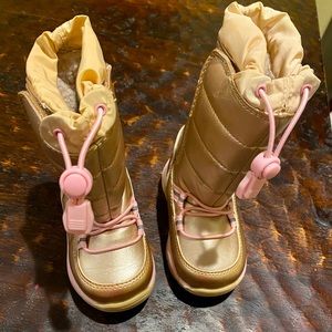 NWOT.  Never before worn Lands End size 5 toddler snow boot.